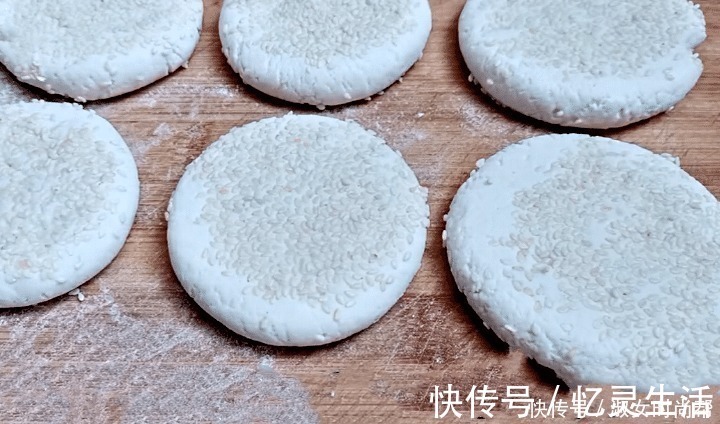 小饼|做糯米饼时,不要只加糯米粉,多加点它,香甜软糯不粘牙,特好吃