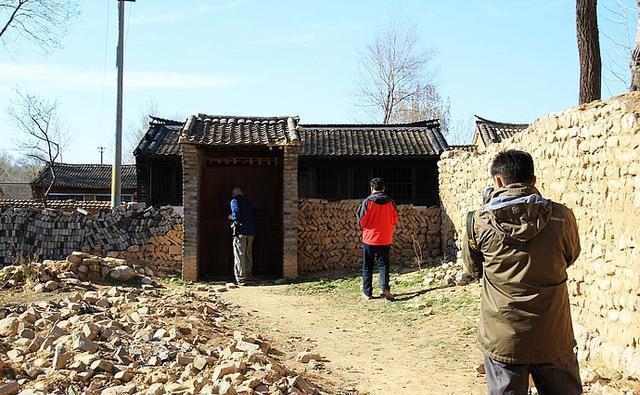 石碑|实拍王二小故居,牺牲70年后被修缮,房前石碑被泼墨,令人气愤