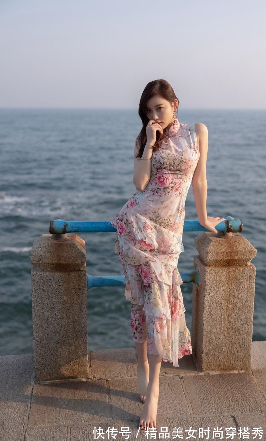 印花 改良版的旗袍连衣裙,用吸睛的印花点缀裙身,优雅范十足