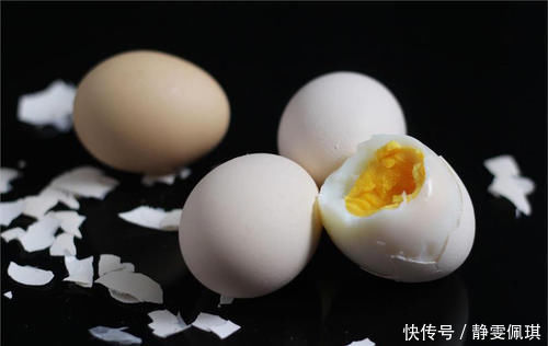 煮鸡蛋时,直接放水里是错的,改成这样做,营养保全,壳一剥就掉
