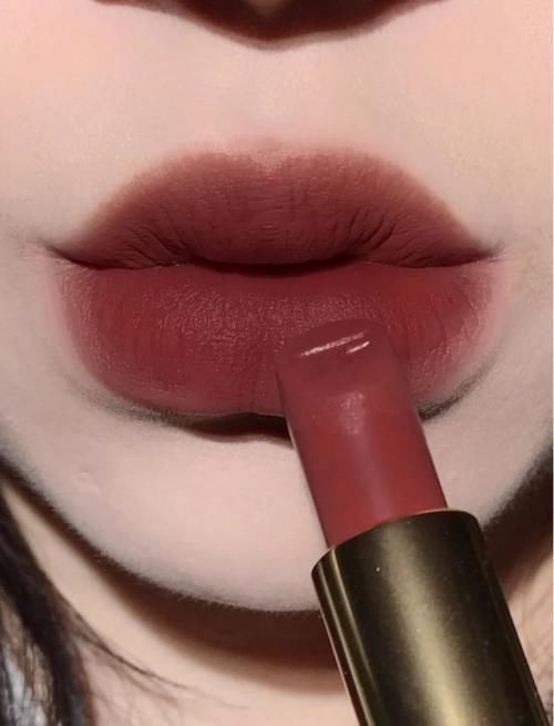 新年不知道选啥口红更出彩?这几支大牌冷门却很好看,个个都美