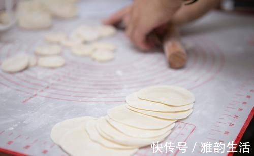 面团|怎么使饺子皮又软又筋？卖了30年饺子的阿婆告诉你窍门，快收藏