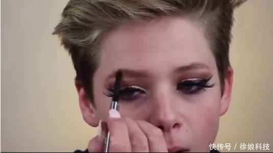 小男孩|5岁小男孩模仿老妈化妆,化完后的样子无法想象,叫人傻住