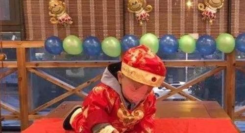 家长们|宝宝抓周,被爷爷随手放的“东西”吸引,全家人笑容逐渐消失