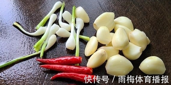 花生油|茄子这样做味道更香，教你一道蒜蓉茄子的做法，简单美味嘴馋就做