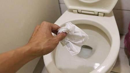 厕纸用完是扔纸篓还是马桶好多人做错了,懊悔家里没早点知道