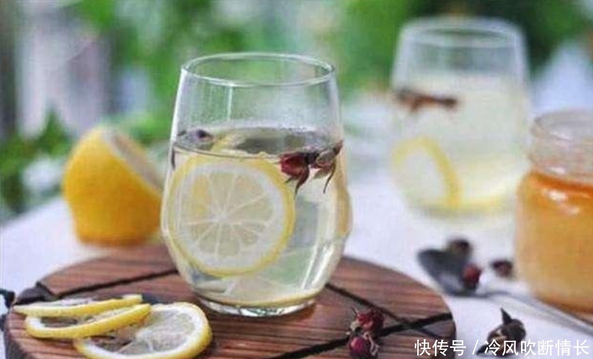 在吃西餐时,服务员会放两杯柠檬水在桌上,这可不是给你拿来喝的