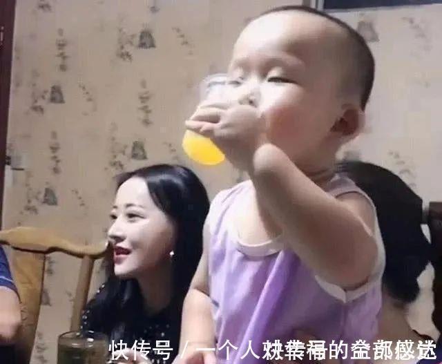 父母|萌娃喝果汁,戏精附体表情丰富,网友:完美模仿了宝爸的姿态