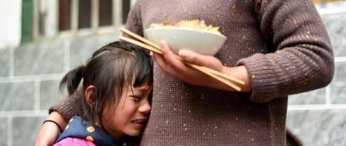 二胎政策|48岁奶奶接孙子,偶遇48岁妈妈接娃,相同年龄,不同人生