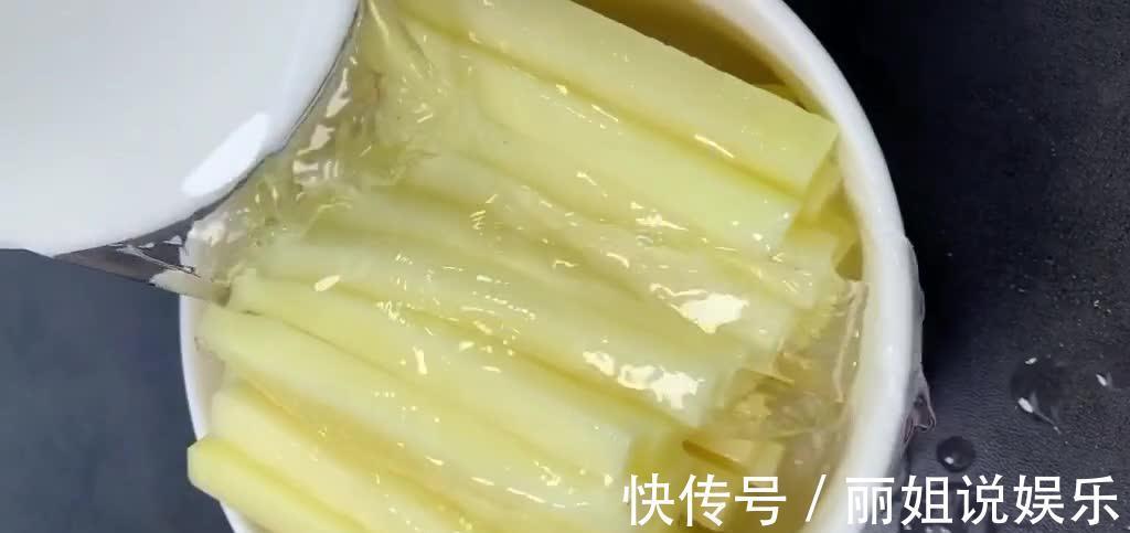 炸薯条正确的做法，“速冻”环节非常关键，咸香酥脆不易回软