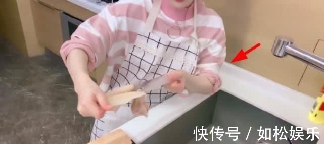 馮提莫在家做毛血旺,離開(kāi)10cm驢蹄鞋,廚房水槽直接暴露身高