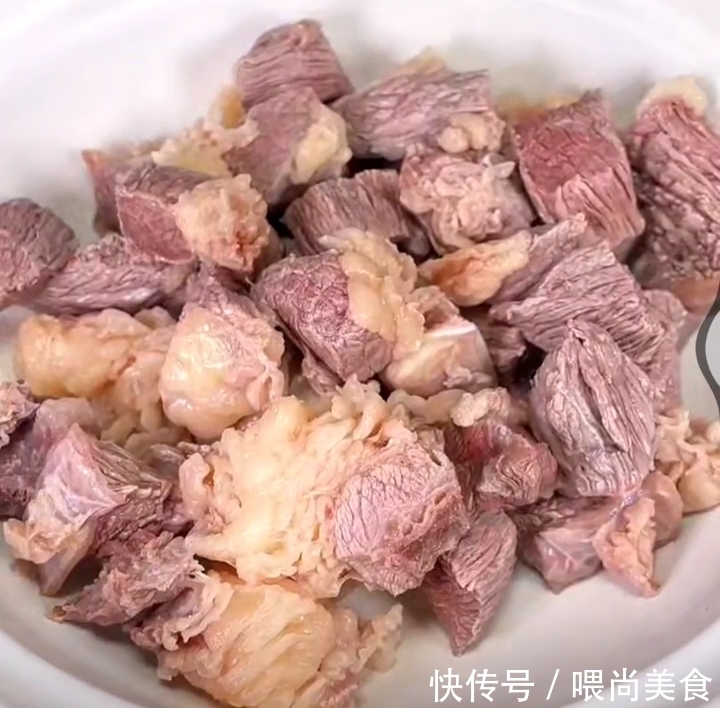 这道美味的“土豆烧牛肉”汤汁浓郁，软烂入味，小孩子特别爱吃！