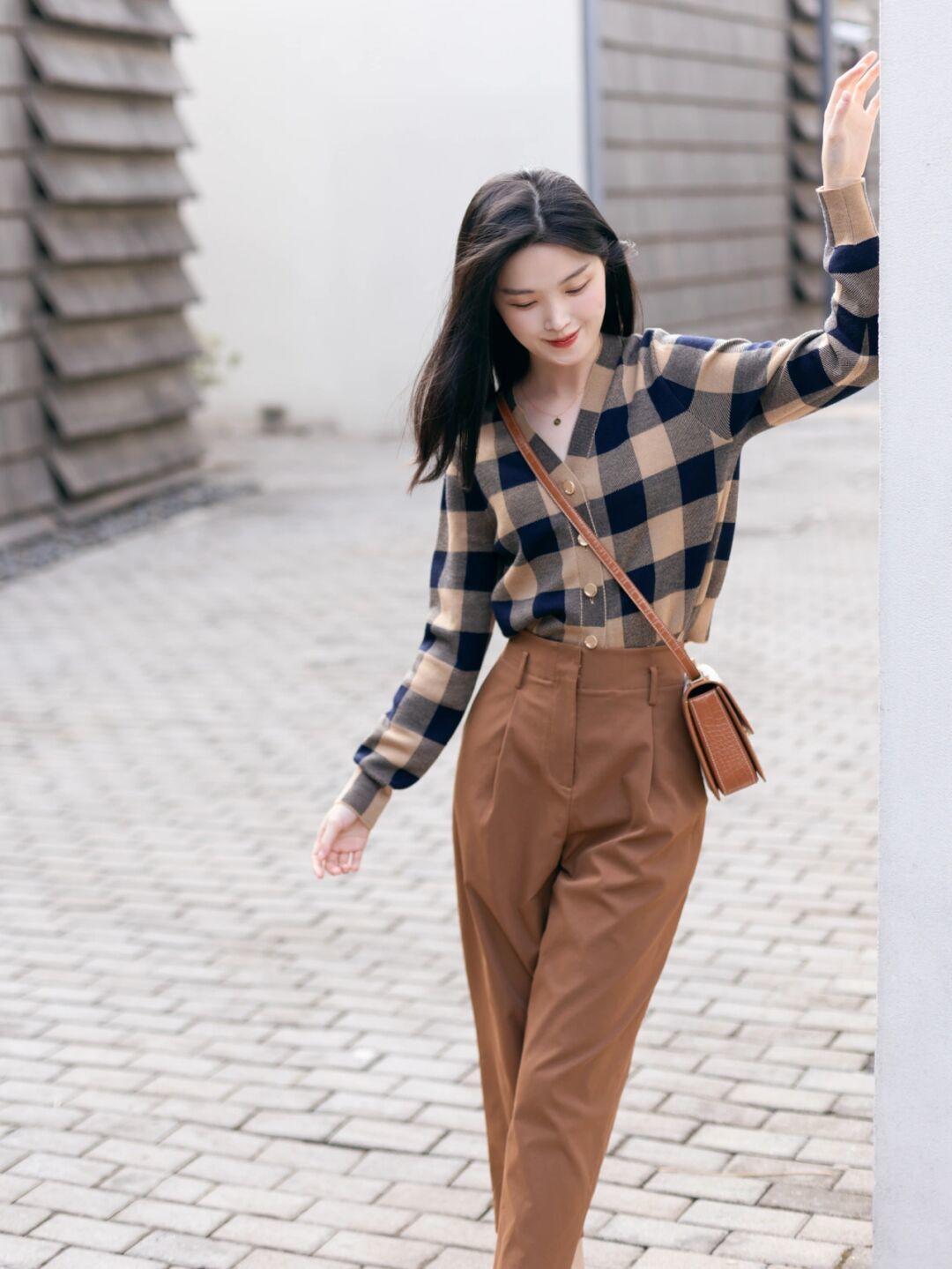 穿搭|冬天想要穿出甜美可爱风,少不了一件米白色毛衣的搭配,搭配卡其色半身裙,更加温柔!