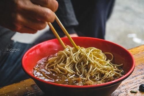  一大早就喝白酒吃火锅，湖北荆州人的生活“有点彪”，令人惊奇