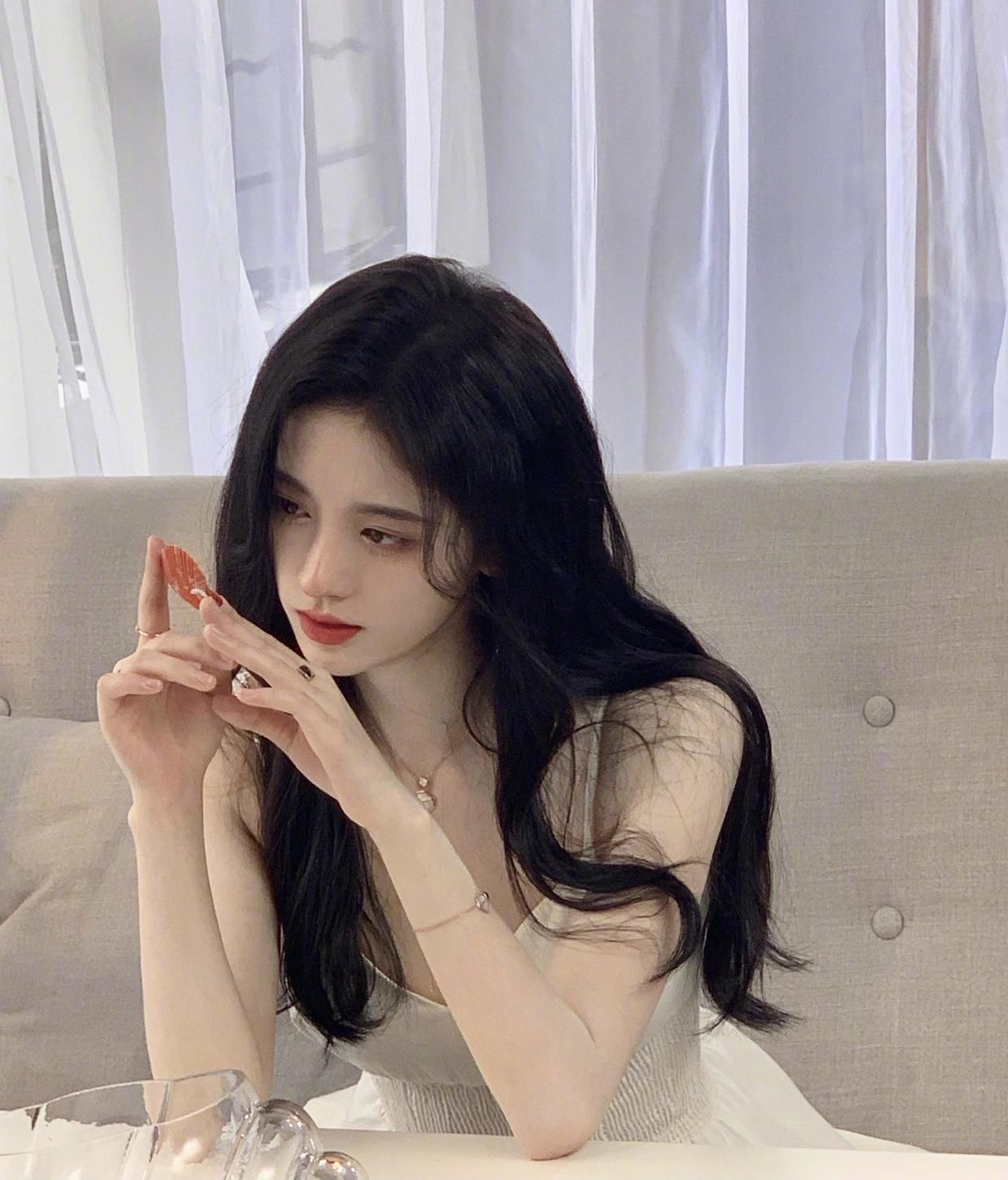 造型|郑合惠子的机场造型清爽洋气,吊带搭配格纹长款,又飒又美