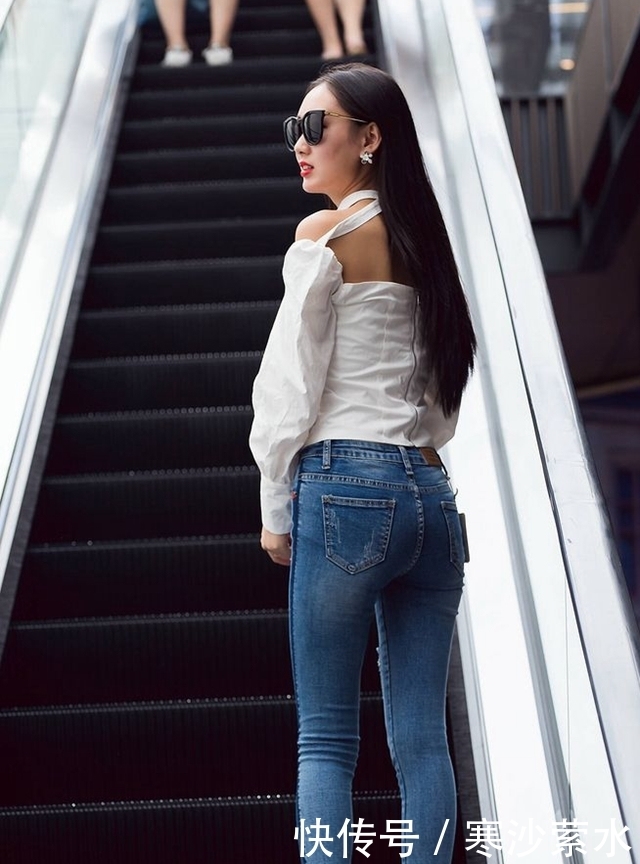 牛仔裤美女，穿着黑色镂空衣服，醉心在自己的气质上！