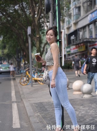 优雅 气质女生优雅穿搭,无袖上衣搭配牛仔裤,美的让人心跳