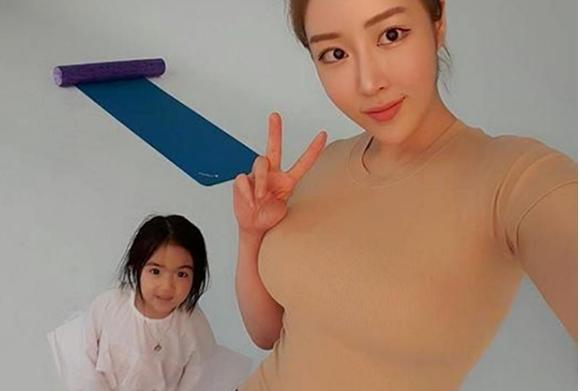 不法分子|90后辣妈“另类晒娃”惹争议:为了炫身材,萌娃论为“背景板”