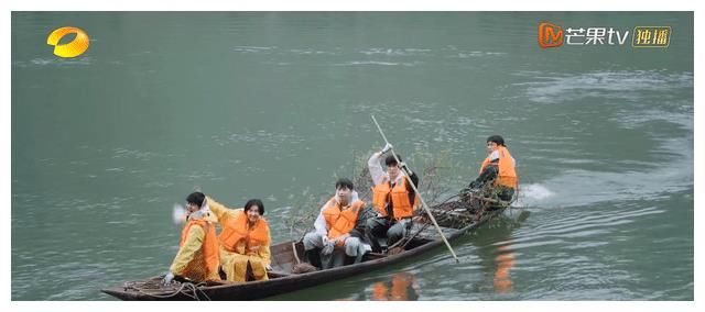 杨紫加盟《向往》不避嫌，与张艺兴同种一棵树，穿同款睡裤超有缘