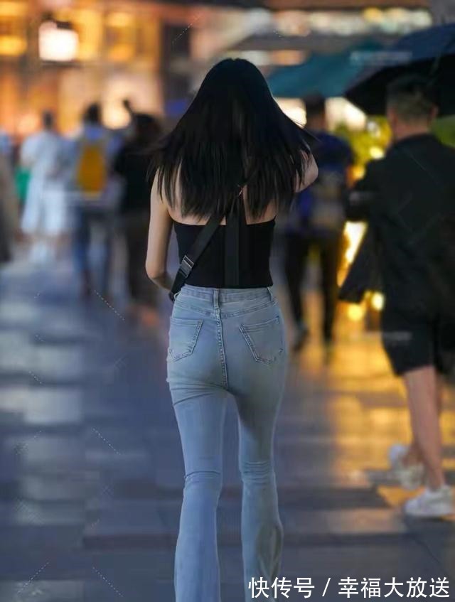 牛仔裤 挂脖衫配喇叭牛仔裤,你就是街上最美的风景,靓丽显身材!