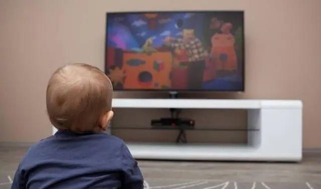 宝妈|婴幼儿能不能看电视?国内外的研究很明确,家长照做即可