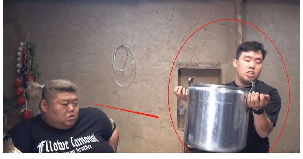 600斤負(fù)擔(dān)太重！胖猴仔做飯昏睡，切蔥都沒力氣，朋友還喊他吃肉