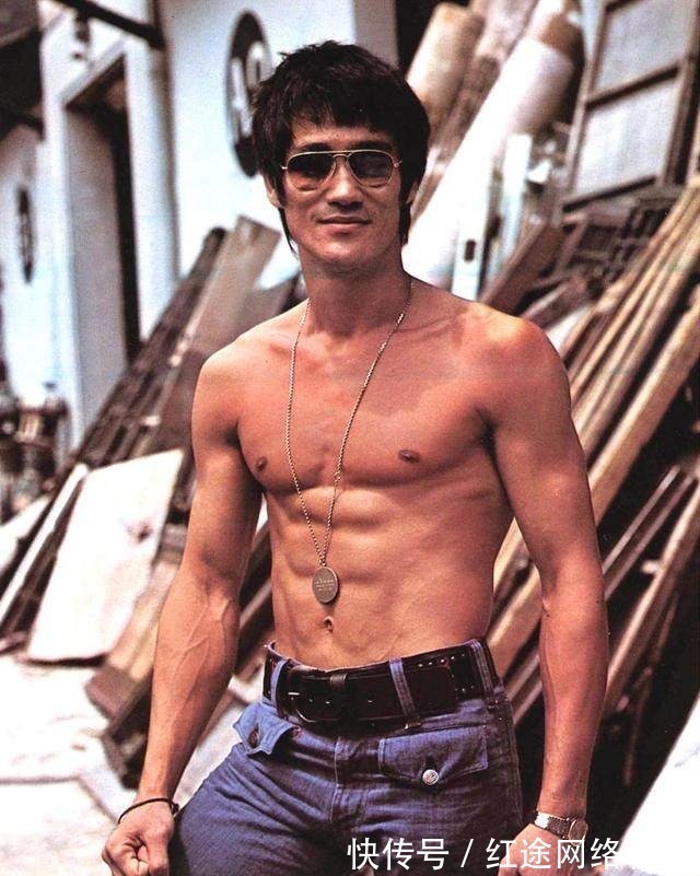 对抗|李小龙寸劲316斤对抗泰森右拳1600斤?他干得过泰森吗?
