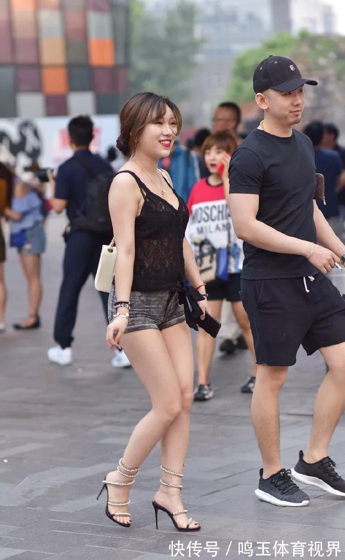 女人味 蓝色的修身包臀裙搭配高跟鞋,走起路来更加的有女人味