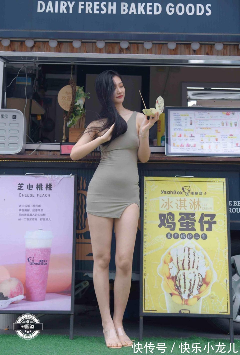 下身搭配 独具个性的连衣裙装扮平添美丽气质,显得腿长脚小,简单装扮