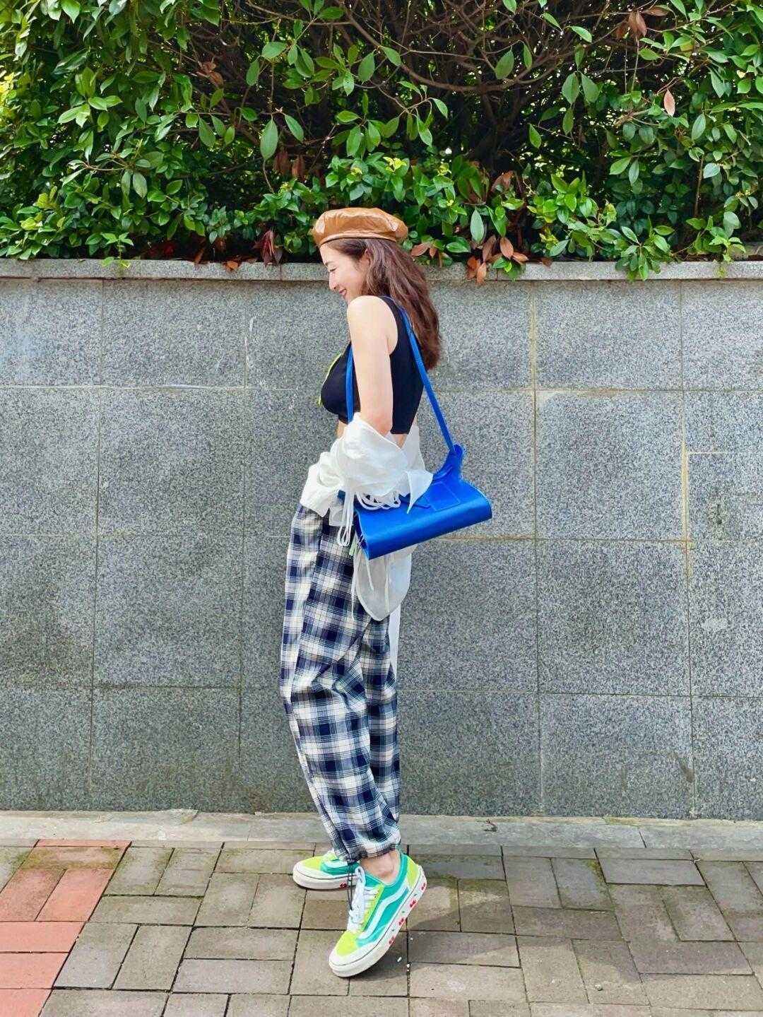 气质|穿衬衫的季节,怎么穿才能更干练又洋气?搭配格子长裤特别显气质