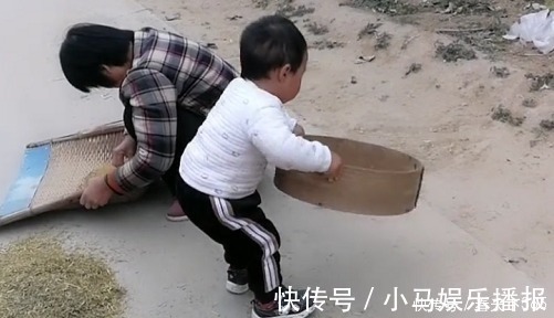 勤劳|“勤劳奶奶”带娃干农活火了,萌娃“尽情摇摆”的模样超起劲