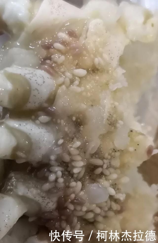 剥开|小伙吃大闸蟹,剥开一看直起鸡皮疙瘩!这是不是寄生虫?