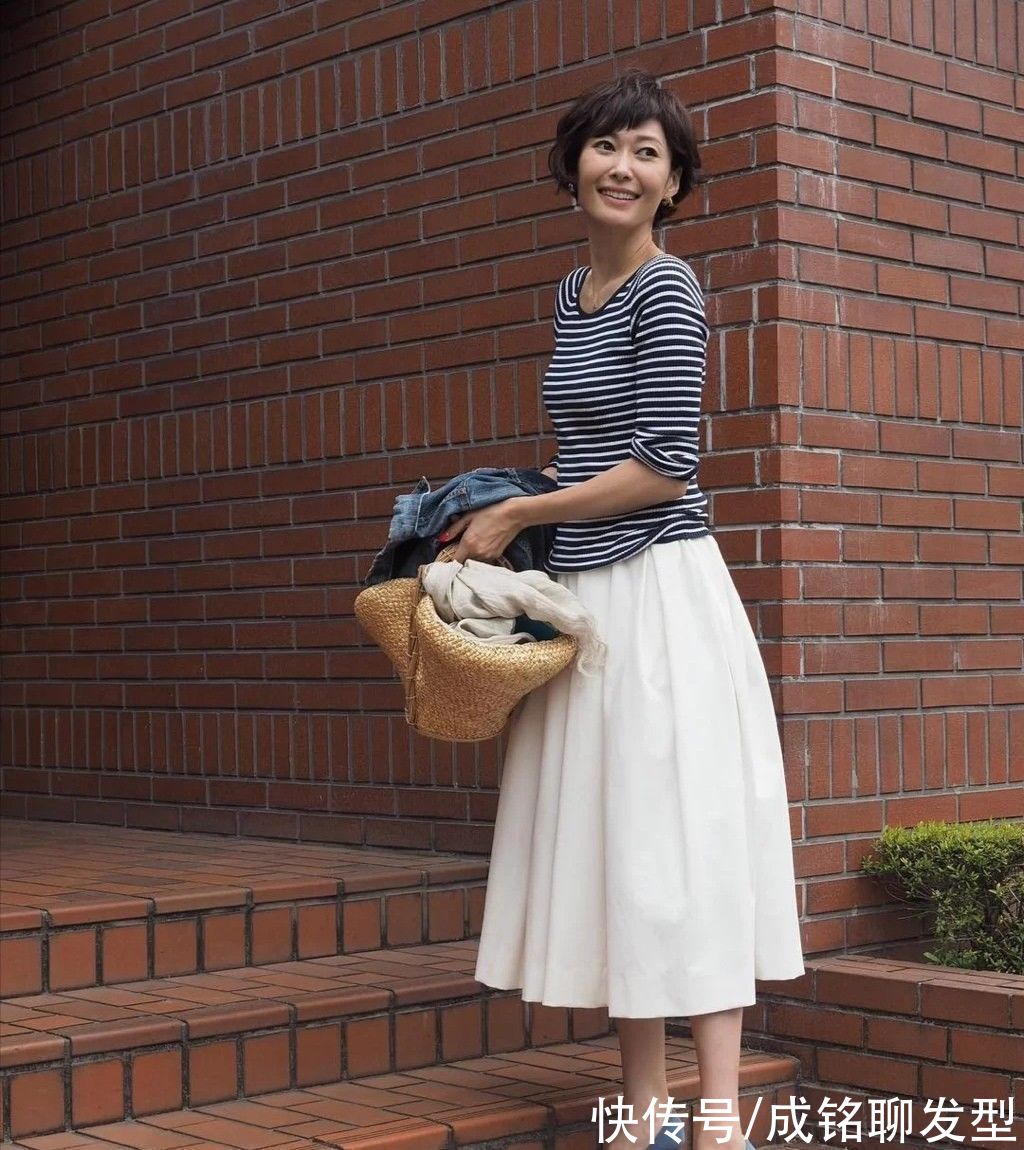 穿衣 过了四十岁的女人更要注重衣品，试试这三种减龄搭配，优雅又高级