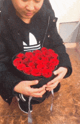 |搞笑GIF：只因在人群中多看了她一眼 结果在医院住了一个月