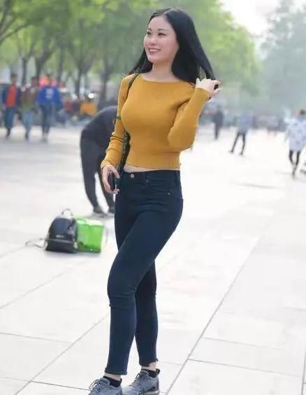 展现出|休闲简约牛仔裤展现出优美的身材曲线,展现精致的时尚感