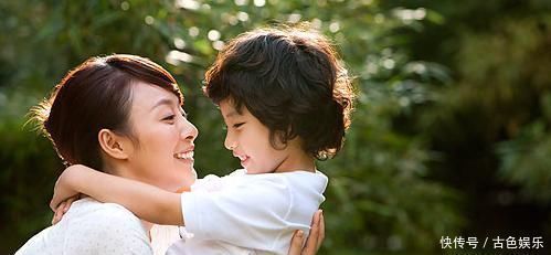 儿子|俩孩子同时摔下滑梯,宝妈第一时间拉自己儿子,对方家长太自私