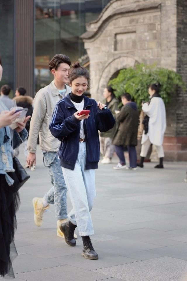 牛仔裤显你潇洒利落的一面，瞬间穿出时尚女神的个性时髦