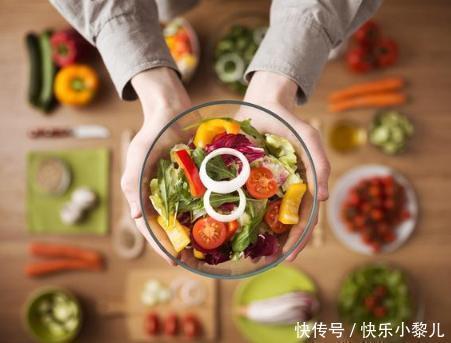 宝妈|1岁宝宝只吃保姆做的饭,宝妈好奇偷尝一口后,偷偷打电话报警