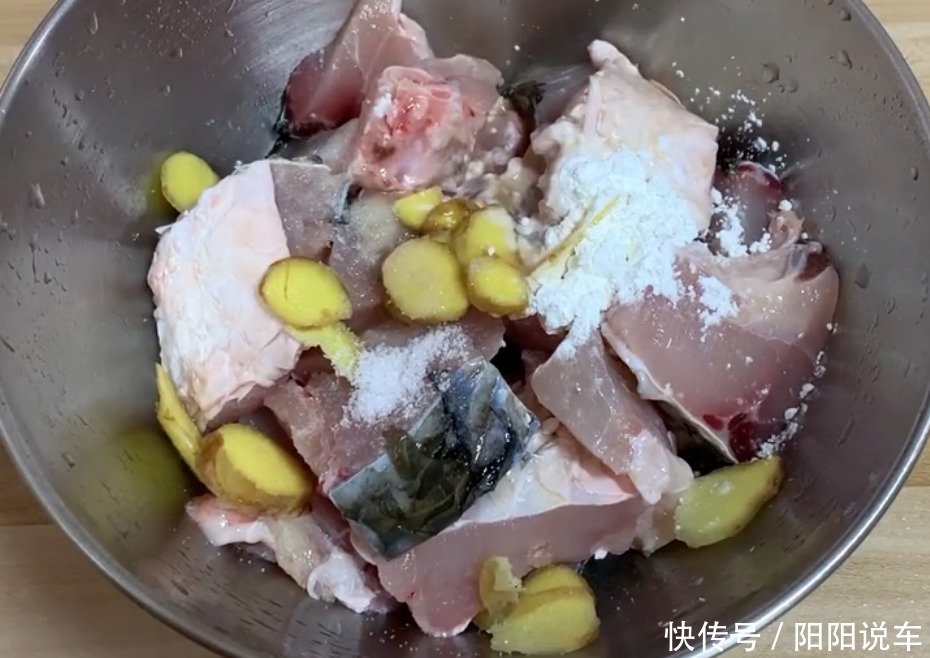  好吃|草鱼最美味的做法，做法简单，酸辣美味，鱼肉鲜嫩好吃到停不下来