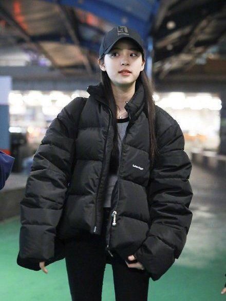 小方块|小姐姐超会穿，军印花街头风卫衣现身机场，可甜可咸可萌可帅气