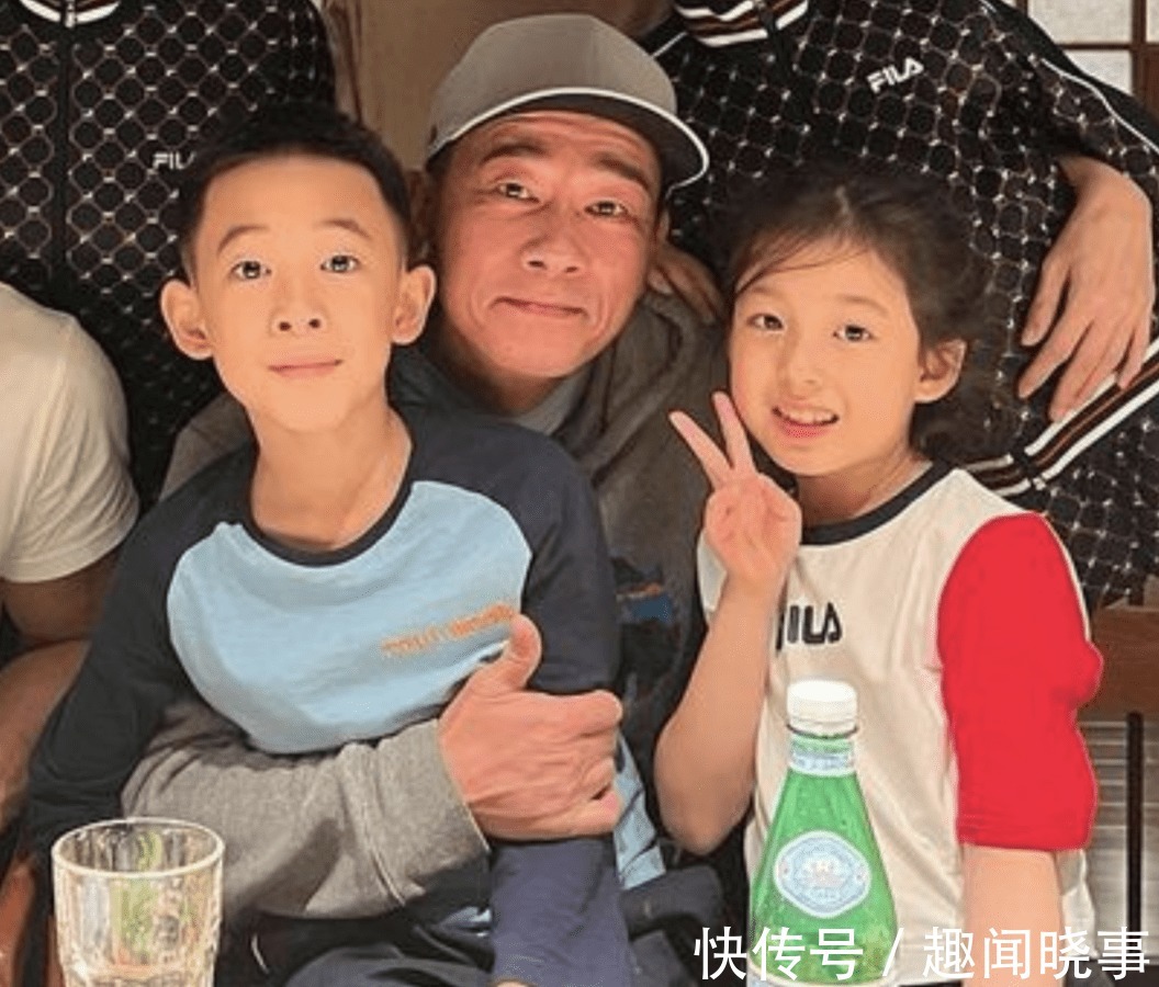 刘畊宏晒爸爸5聚会照，春哥一手抱Jasper一手抱小泡芙