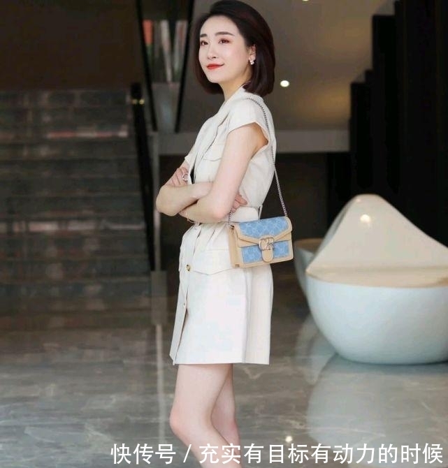 成熟|成熟女人怎么穿才好看呢?简约温柔的穿搭就很不错,高级又有魅力