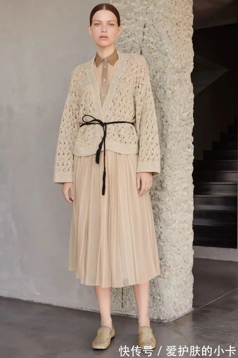 搭配|奶奶衫+碎花裙,奶奶衫+百褶裤=今秋时髦搭配,可气质可温柔