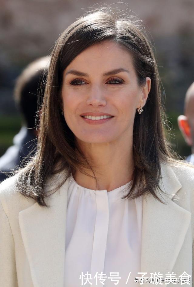 西班牙王后又一次穿出新高度，白大衣搭九分西裤高级，还很显腿长