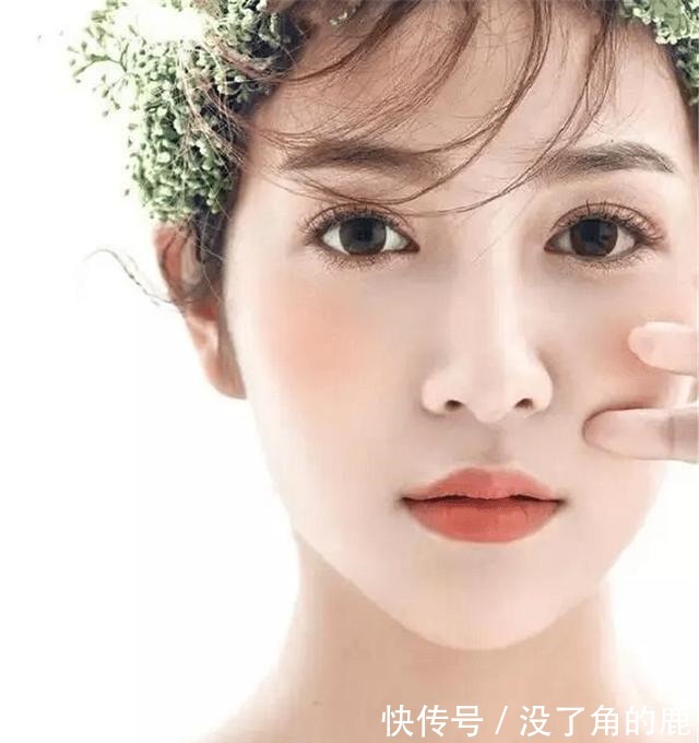 定妆 夏季涂粉底时,多数人总犯这3个“错误”,难怪会浮粉卡粉脱妆