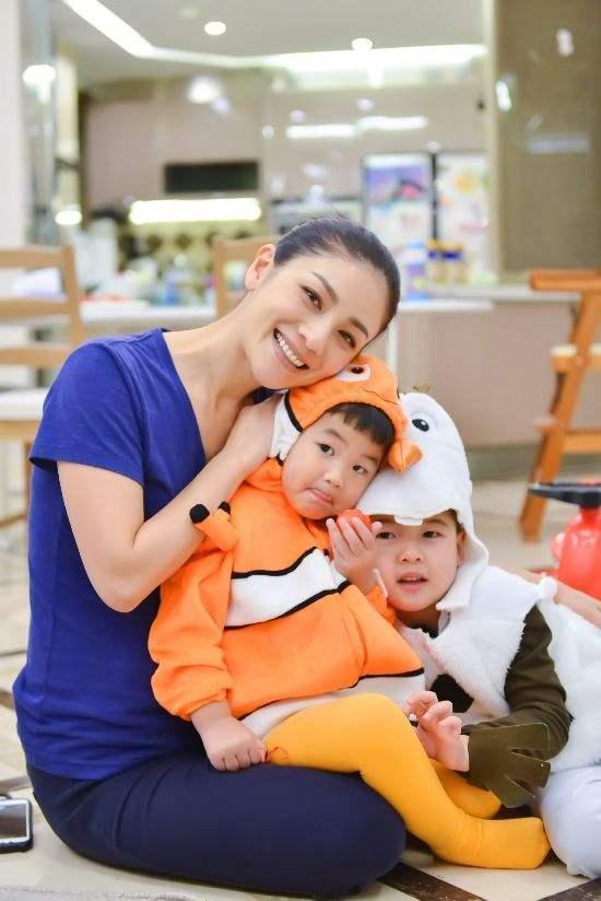 独立性|“直男宝宝”火了,宝妈穿露肩装出门逛街,宝宝看不惯不停上拉