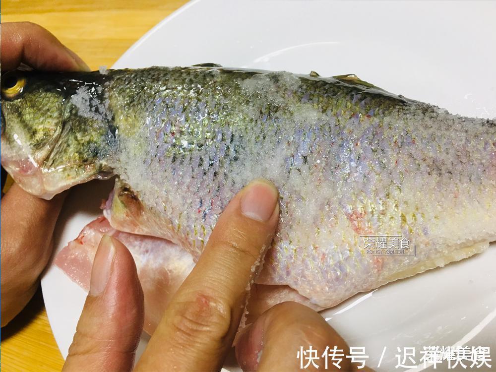 清蒸鲈鱼时，放盐和料酒就错了，教你正确做法，鱼肉鲜嫩没有腥味