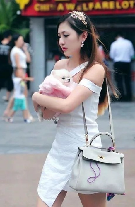 街拍:白璧无暇的小美女,身穿吊带连衣长裙,尽显唯美好身姿