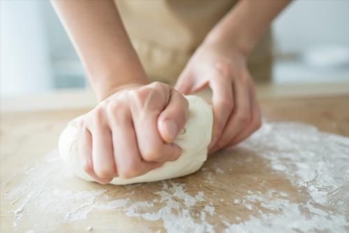 馒头屑|发面不要只加酵母和白糖，多放1味料，10分钟发满盆，省时省力