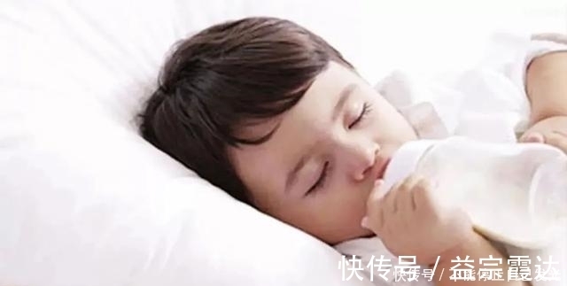 萱爸|“脚扶奶瓶”的喝奶宝宝火了,开发奇葩吃奶姿势,网友骨骼清奇